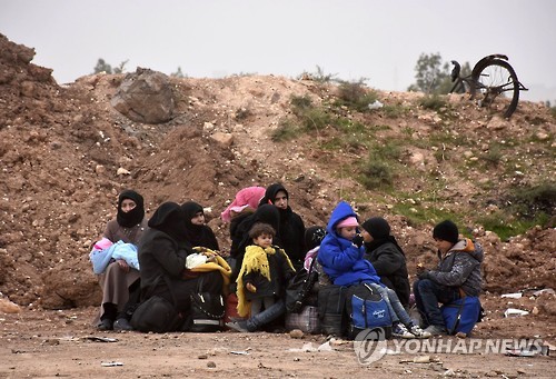 지난달 30일 알레포 피란민들이 자발바드로 구역의 길바닥에서 쉬고 있다. [AFP=연합뉴스]