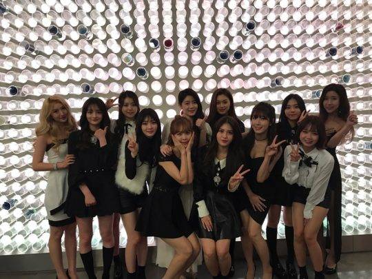 오블리스와 아이오아이가 함께 사진을 찍었다. / 사진제공=제이티코리아 엔터테인먼트