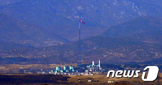 지난 2일 경기 파주 오두산 통일전망대에서 바라본 북한 황해북도 개풍군 마을에 인공기가 펄럭이고 있다. 2016.12.2/뉴스1 © News1 안은나 기자