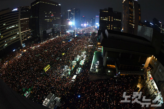 26일 서울 광화문광장 일대에서 열린 '최순실 게이트' 진상규명과 박근혜 대통령 퇴진을 촉구하는 5차 촛불집회에 참가한 시민들이 촛불을 밝혔다. (사진공동취재단)