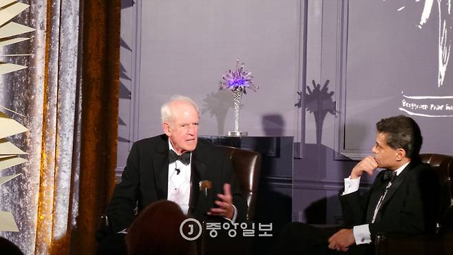 제 1회 베르그루엔 철학상 수상자인 찰스 테일러 교수(왼쪽)가 CNN 앵커인 파리드 자카리아와 대화를 나누고 있다. 사진=이상렬 뉴욕 특파원