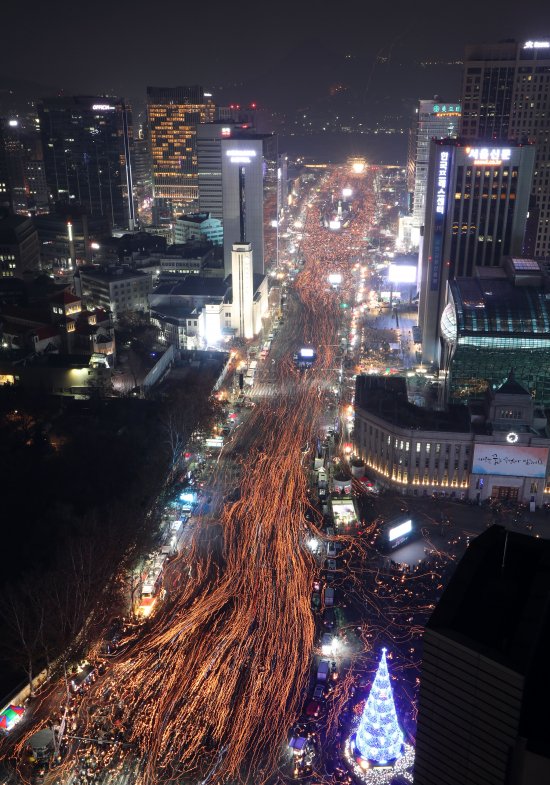 3일 오후 서울 종로구 광화문광장 일대에서 열린 제6차 민중총궐기에 참가한 시민들이 촛불을 들고 박근혜 대통령의 퇴진을 요구하며 행진하고 있다. (뉴시스)