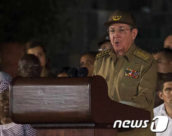 라울 카스트로 쿠바 현 국가평의회 의장이 3일(현지시간) 산티아고에서 영면한 피델 카스트로 추모연설을 하고 있다. © AFP=뉴스1