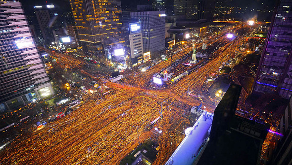 3일 오후 서울 광화문광장에서 열린 박근혜 대통령 퇴진을 요구하는 6차 주말 촛불집회에 참가한 시민들이 촛불을 들고 청와대 방향으로 행진하고 있다. 사진공동취재단