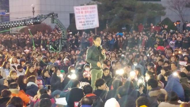 방송인 김제동씨가 4일 오후 대전 둔산동 갤러리아타임월드 앞에서 열린 ‘만민공동회’에서 탄핵을 반대하는 새누리당 의원들을 강하게 비판하고 있다.