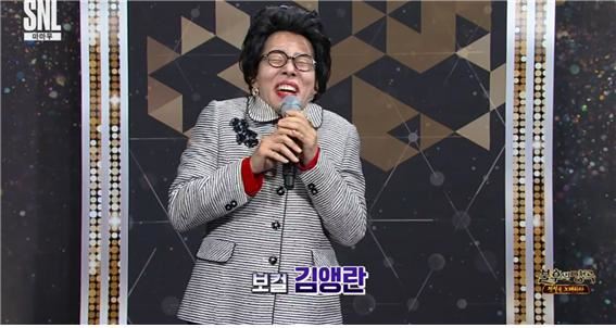 방송인 정이랑이 3일 방송된 tvN 예능프로그램 ‘SNL코리아8’ 에서 유방암 수술을 받은 배우 엄앵란 분장을 한 뒤 "잡을 가슴이 없다"고 개그를 하고 있다. tvN 방송 캡처
