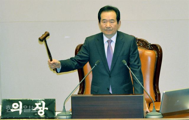 지난 3일 새벽 서울 여의도 국회에서 열린 본회의에서 정세균 의장이 '2017년도 예산안'이 통과되자 의사봉을 두드리고 있다. 서재훈기자