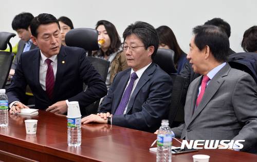 【서울=뉴시스】배훈식 기자 = 새누리당 황영철(왼쪽부터), 유승민, 김성태 의원이 4일 오후 서울 여의도 국회 의원회관에서 열린 비상시국위원회 대표자, 실무자 연석회의에 참석해 대화하고 있다. 2016.12.04. dahora83@newsis.com