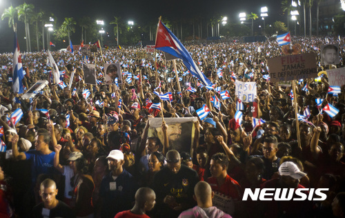 【 산티아고데쿠바=AP/뉴시스】쿠바 공산혁명 지도자인 피델 카스트로 전 국가평의회 의장의 장례식을 하루 앞둔 3일(현지시간) 쿠바 제2도시 산티아고데쿠바에서 추모 분위기가 고조되고 있다. 수만명의 주민들이 안토니오 마세오프라자 인근에서 카스트로를 추모하는 행사를 열고 있다. 2016.12.04