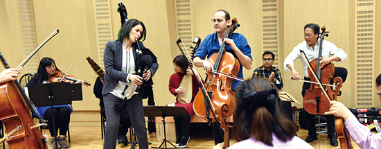 요요마 티칭 클래스에서 연주를 지도하고 있는 세계적인 첼리스트 요요마(오른쪽).