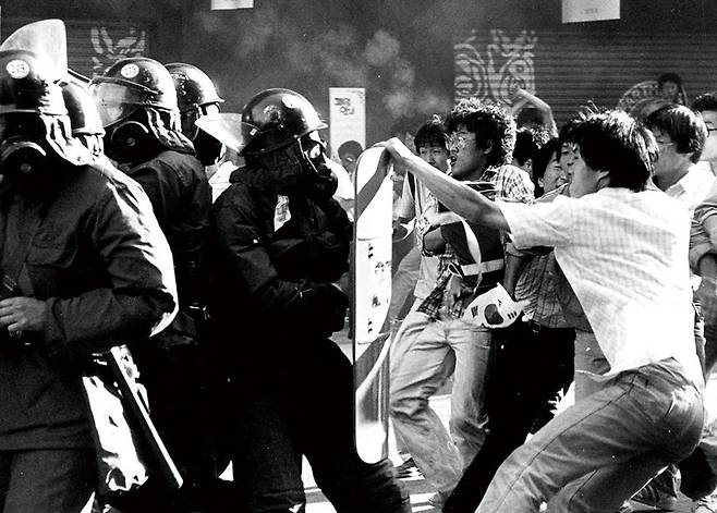 박종철군 고문치사 사건으로 촉발된 1987년 6월 항쟁은 전두환 군부 독재의 종언을 알린 시민혁명이 됐다. © 연합뉴스