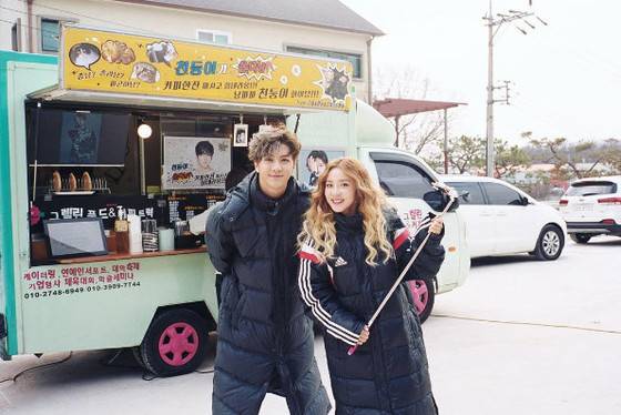 천둥이 산다라박과 인증 사진을 찍었다. © News1star / 천둥 인스타그램
