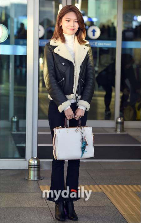 ▲ 수영, '고급진 공항 패션'