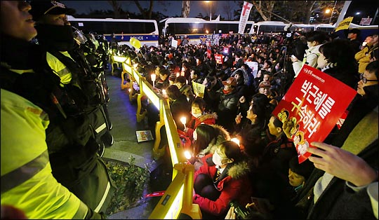 박근혜 대통령의 퇴진을 요구하는 '촛불의 선전포고-박근혜 즉각 퇴진의 날' 6차 범국민행동 촛불집회가 열린 3일 저녁 청와대를 100M 앞둔 서울 종로구 효자치안센터 앞에서 참가자들이 경찰과 대치하고 있다. ⓒ사진공동취재단