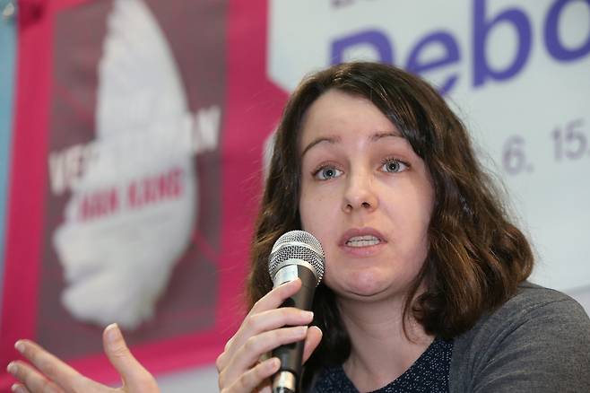 한강의 소설 <채식주의자>의 영문 번역가 데버러 스미스가 지난 6월15일 오후 서울 삼성동 코엑스에서 열린 제22회 서울국제도서전에서 기자회견을 열어 기자들의 질문에 답하고 있다. 김정효 기자 hyopd@hani.co.kr