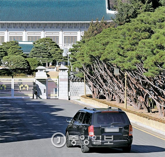 이정현 새누리당 대표의 차량이 6일 오후 청와대로 들어가고 있다. [청와대사진기자단]