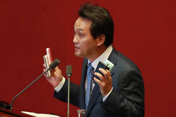 ⓒ연합뉴스 11월11일 안민석 더불어민주당 의원이 긴급현안질문에서 장시호씨가 사용한 대포폰이라며 들어 보이고 있다.