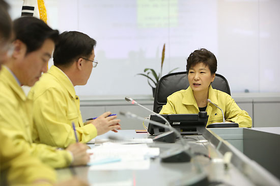 ⓒ연합뉴스 2014년 4월16일 박근혜 대통령이 중앙재난안전대책본부에서 세월호 구조 관련 회의를 주재하고 있다.