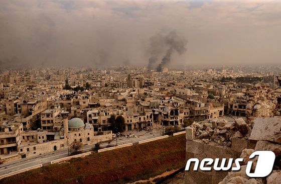 7일 (현지시간) 시리아 정부군이 반군과 치열한 전투 끝에 장악한 알레포 지역의 성벽에서 본 파괴된 시가지의 모습이 보인다. © AFP=뉴스1 © News1 우동명 기자