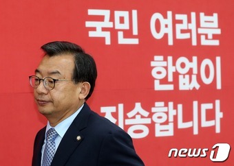 이정현 새누리당 대표가 9일 오후 서울 여의도 국회에서 기자간담회를 열고 탄핵 가결에 대해 입장을 밝히고 있다. 이정현 대표는 이날 박근혜 대통령 탄핵소추안이 가결 된 후 기자간담회를 열고 "당에 최소한의 장치만 마련하고 물러날 것＂이라고 밝혔다. 2016.12.9/뉴스1 © News1 손형주 기자