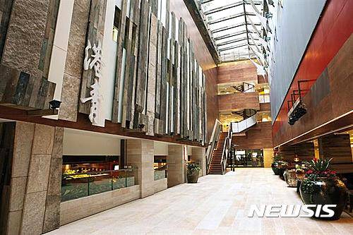 【서울=뉴시스】홍콩 내 호텔 검색 순위 1위 '더 솔즈베리 YMCA 오브 홍콩'. (사진=호텔스컴바인 제공)