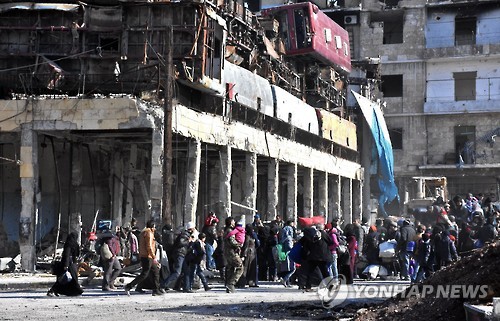 8일 알레포 피난민들이, 시리아군이 탈환한 알레포 동부 바브 알하디드 지역으로  돌아가고 있다. [AFP=연합뉴스]