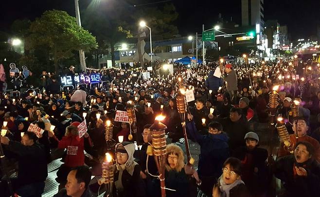 제8차 제주도민 촛불집회가 10일 오후 제주시청 앞 대도로에서 6천여명의 시민·학생이 참여한 가운데 열려 박근혜 대통령의 즉시 퇴진을 요구했다.