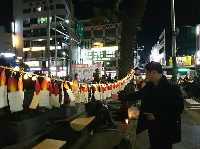 10일 오후 제주시청 앞 대도로에서 제8차 제주도민 촛불집회가 열린 가운데 ‘박근혜 즉시 퇴진’ 등 소원지 쓰기 행사도 열렸다.