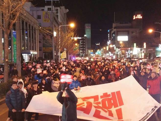 순천시민들이 10일 ‘박근혜 퇴진’이라고 쓴 펼침막을 앞세우고 촛불행진을 하고 있다. 박근혜 퇴진 순천시민운동본부