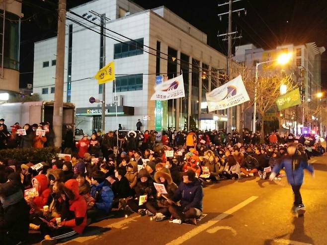 순천시민들이 10일 박근혜 적폐 청산을 요구하는 촛불집회를 열고 있다. 박근혜 퇴진 순천시민운동본부
