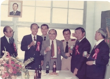 1976년 5월 15일 부산 야간무료의원 개원식 후 오찬 모습.  오른쪽 세번째가 부산 사령관 변창남 목사. 맨 왼쪽이 최태민.  한국경로복지회 제공
