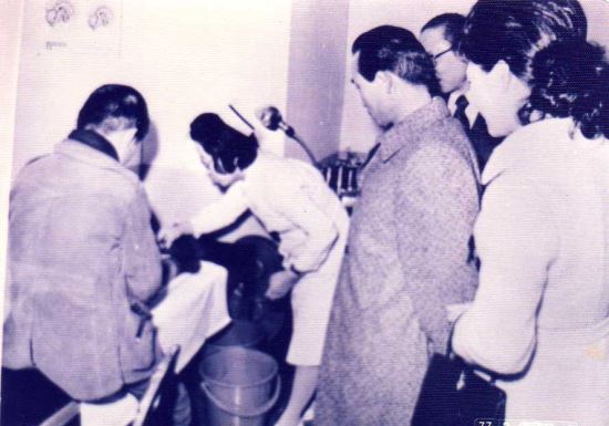 1976년 2월 박정희 전 대통령이 근혜 영애와 함께 갑자기 서울 북아현동 야간무료의원을 방문했다.