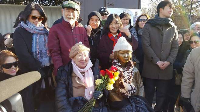 미국 워싱턴 내셔널 몰에서 평화의 소녀상 환영식을 마친 뒤 10일(현지시각) 길원옥 할머니(앞줄 왼쪽) 등 참석자들이 기념사진을 찍고 있다.