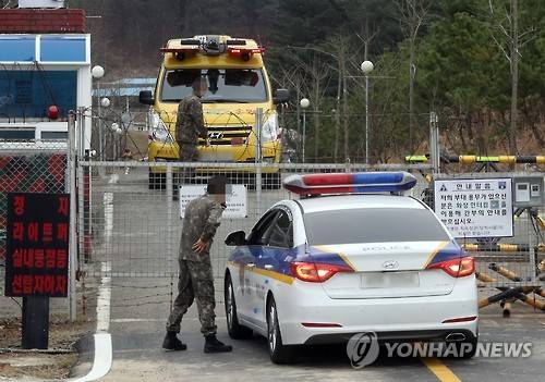 (울산=연합뉴스) 김용태 기자 = 13일 오전 울산시 북구 신현동의 한 군부대에서 폭발로 추정되는 사고가 발생했다. 이 사고로 20여명이 다친 것으로 알려졌다. 사고가 발생한 군부대로 경찰이 들어가고 있다. 2016.12.13 yongtae@yna.co.kr