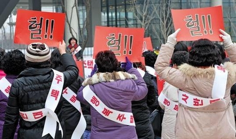 박근혜 대통령의 ‘행복주택’ 공약으로 피해를 보게 된 지역 주민들이 세종시 정부청사 앞에서 행복주택 반대 시위를 하고 있다. /조선일보 DB