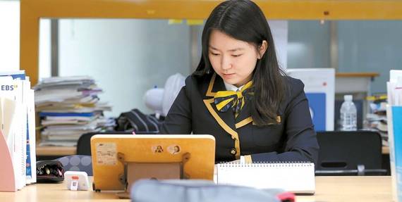 김재경양은 문제집을 과목당 2~3권 정도로 적게 보되 모르는 내용이 하나도 없을 때까지 반복한다. 다양한 색깔의 볼펜을 활용해 모르는 내용만 확인하는 것이 김양의 방법이다.