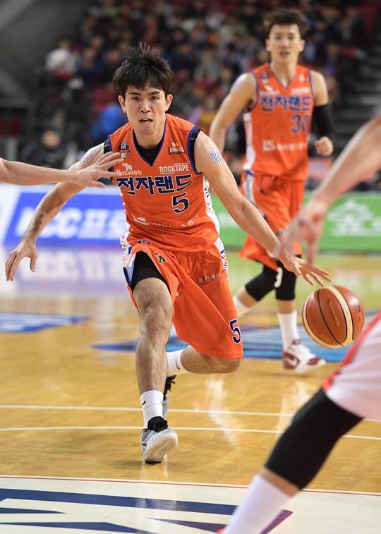 21점을 폭발시키며 팀 승리를 이끈 정병국. /사진=KBL 제공