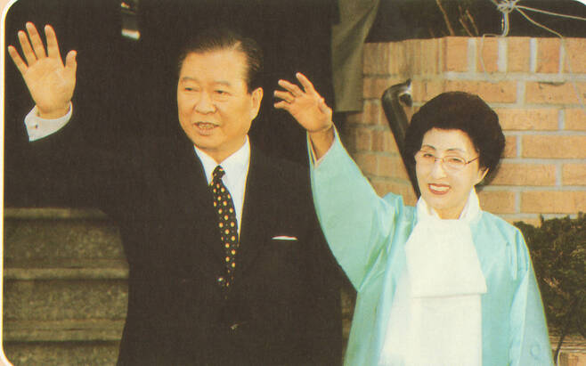 1997년 12월18일 제15대 대통령 선거가 치러진 뒤 승리가 확정되고 지지자들에게 인사하는 김대중과 이희호. 한겨레출판 제공