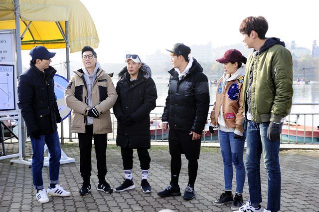 출연자 송지효와 김종국의 하차를 둘러싸고 논란을 일으킨 SBS 예능프로그램 '런닝맨'이  내년 2월 종방한다. SBS 제공