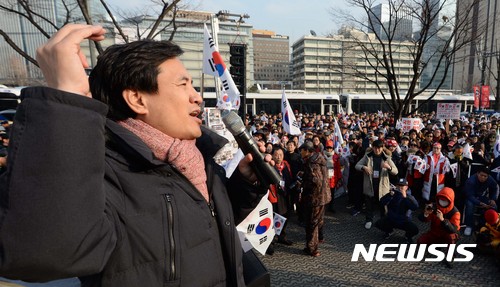 【서울=뉴시스】홍효식 기자 = 새누리당 김진태 의원이 17일 오후 서울 종로구 세종문화회관 옆 세종로 공원에서 열린 '보수단체 애국시민 총집결 대회'에 참석해 발언하고 있다. 2016.12.17.   yesphoto@newsis.com