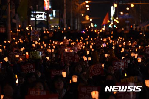 【대전=뉴시스】함형서 기자= 17일 오후 대전 서구 둔산동 갤러리아 타임월드 앞에서 열린 "박근혜 대통령 퇴진 5차 시국대회에 참석한 시민들이 촛불을 들고 있다. 2016.12.17. foodwork23@newsis.com