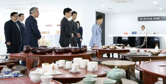 차은택이 주도했다는 혐의를 받는 ‘K스타일허브’가 존폐 기로에 서 있다. 지난 4월 11일 서울 청계천 옛 한국관광공사 건물에 들어선 K스타일허브 개소식에 박근혜 대통령이 참석한 모습. /사진제공=문체부