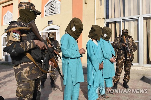 지난해 12월 아프가니스탄 잘랄라바드에서 치안당국이 지뢰를 매설한 혐의로 체포된 탈레반 반군 용의자 3명을 언론에 공개하고 있다.[EPA=연합뉴스 자료사진]