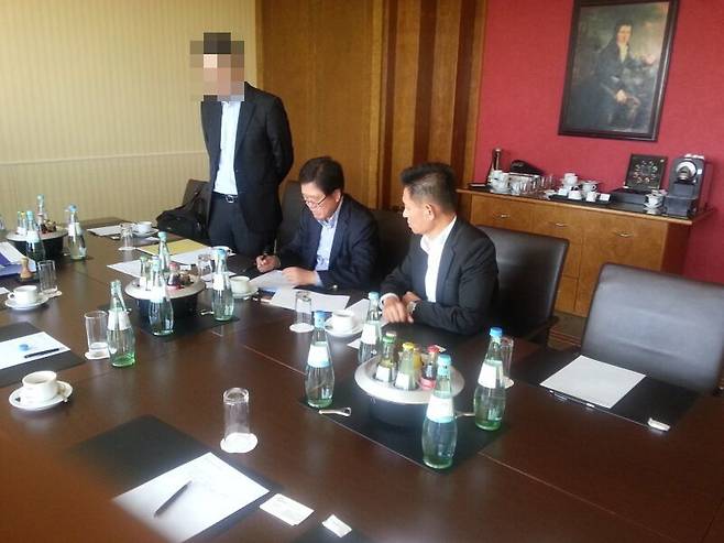 2015년 8월26일 최순실씨 모녀 소유 회사 코레스포츠와 삼성전자가 독일 프랑크푸르트 인터컨티넨탈호텔에서 용역계약을 맺고 있다. 삼성전자에서는 박상진 사장(왼쪽 둘째)과 황성수 전무(왼쪽 셋째) 등이 참석했다. 최씨 측근이었던 노승일 케이스포츠재단 부장과 박원오 승마협회 전무도 이날 계약 자리에 함께했다. 박영선 의원실 제공