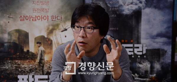 박정우 감독이 지난 16일 경기 분당의 작업실에서 경향신문과 인터뷰하고 있다. 박 감독은 “되도록 많은 분들이 영화를 통해 ‘원전 현실’을 알게 되면서 그로 인해 원전정책이 바뀌게 된다면 스스로를 대견해할 것”이라고 말했다. 박민규 선임기자