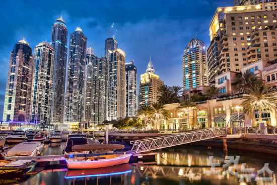 고급 호텔, 고층 건물이 즐비한 두바이 마리나베이의 화려한 야경(사진=두바이관광청 제공)
