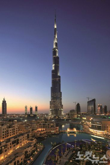 세계에서 가장 높은 빌딩으로 유명한 부르즈 할리파가 하늘을 찌를 듯 높이 솟아 있다.(사진=두바이관광청 제공)