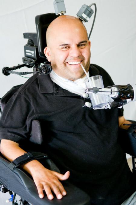 총상으로 목 아래가 마비됐던 에릭 소토는 뇌 속에 인공칩을 넣는 수술을 한 뒤 자신의 손을 움직일 수 있게 됐다. 캘리포니아공대 누리집 갈무리