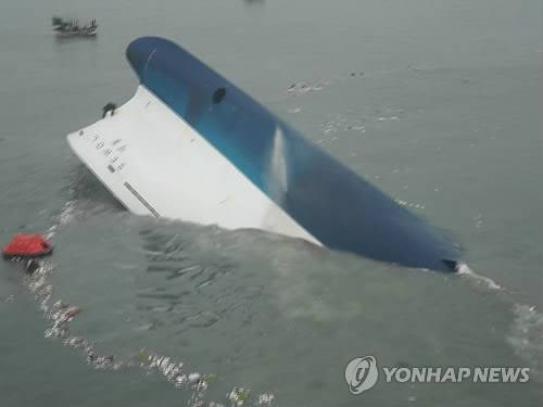 <여객선침몰> 침몰하는 세월호 (인천=연합뉴스) 16일 전남 진도해역에서 인천∼제주행 여객선 '세월호'가 침몰하고 있다. 2014.4.16 << 해양경찰청 제공 >> tomatoyoon@yna.co.kr