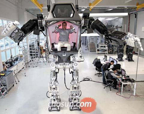 공상과학이 현실로 - 한국미래기술의 임현국 대표가 지난 22일 순수 국내 기술로 만든 탑승형 거대 로봇‘메소드2’를 타고 조종하고 있다. 1.6t무게의 메소드2는 두 발로 걸을 수 있고 사람의 동작에 따라 양팔과 손가락을 자유자재로 움직인다. /주완중 기자